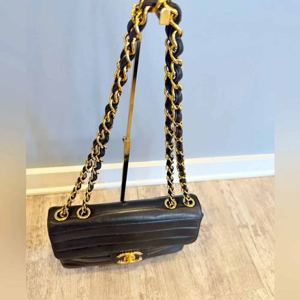 Chanel *RARE* Madamoiselle Jumbo Bag Black Leather Bag 24krt Gold Chain